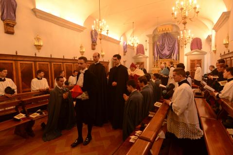 Le Pontife se rend à la salle du Chapitre pour le <i>Mandatum</i>