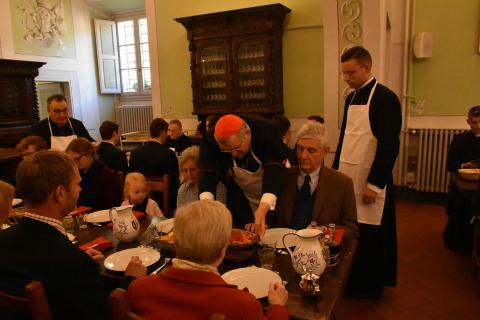 Les Supérieurs servent le déjeuner au réfectoire