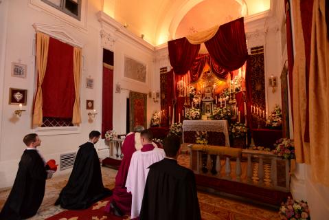 Le pontife se recueille devant le Saint-Sacrement