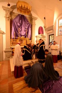 Le pontife lit les Impropères pendant l&rsquo;adoration de la Croix