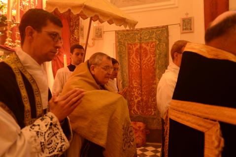 Le Saint-Sacrement est porté en procession à la chapelle
