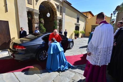 Arrivée du cardinal Bassetti à Gricigliano