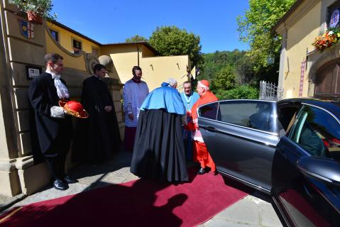 Mgr Wach et le chanoine Mora accueillent le cardinal