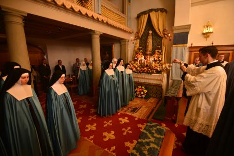 Encensement des s&oelig;urs Adoratrices