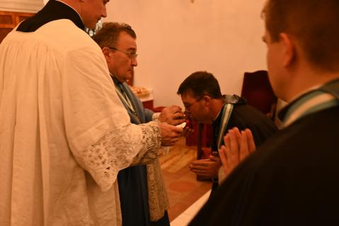 Les chanoines de l&rsquo;Institut vénèrent la rélique du c&oelig;ur de saint François de Sales