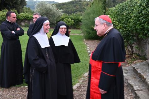 Son Éminence avec les s&oelig;urs Adoratrices