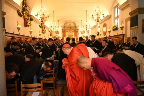 Son Éminence s&rsquo;incline devant la statue de Notre-Dame