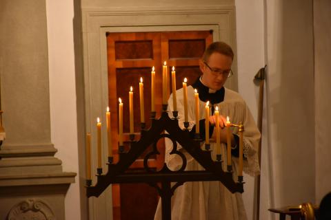 À la fin de chaque psaume, on éteint un cierge du chandelier triangulaire