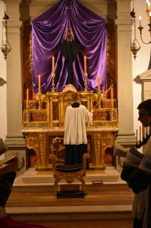 Les cierges sur l&rsquo;autel sont éteints pendant que le ch&oelig;ur chante le <i>Benedictus</i>