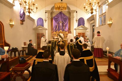Le diacre dépose le Saint-Sacrement à l&rsquo;autel