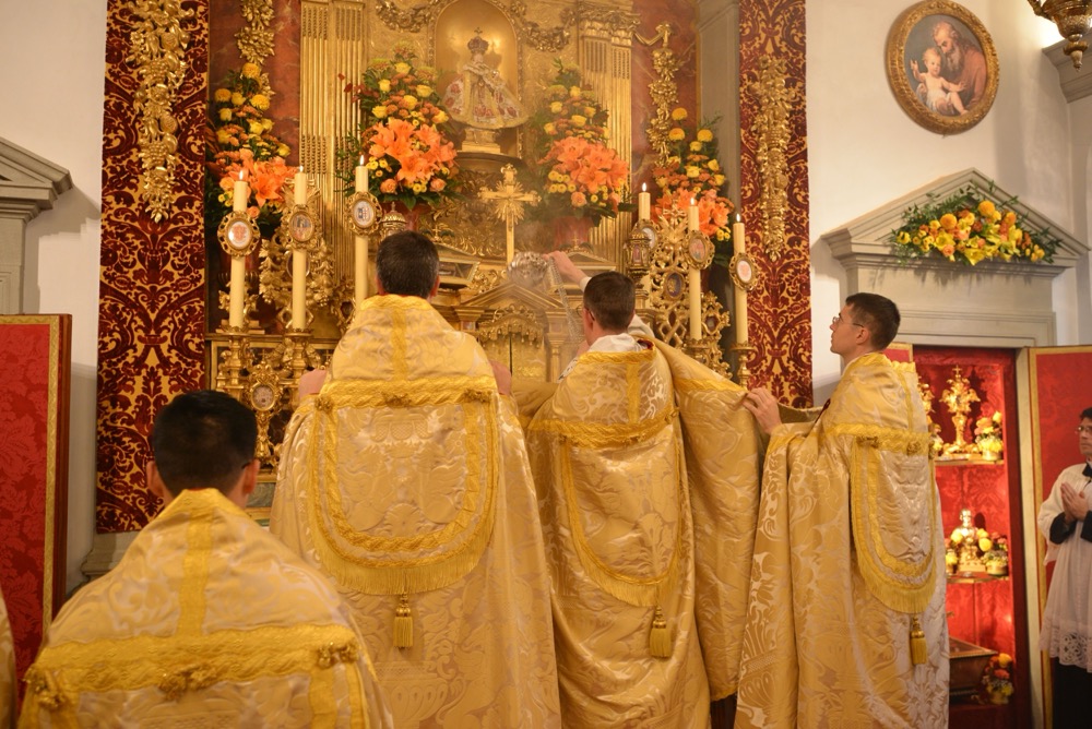Encensement de la croix