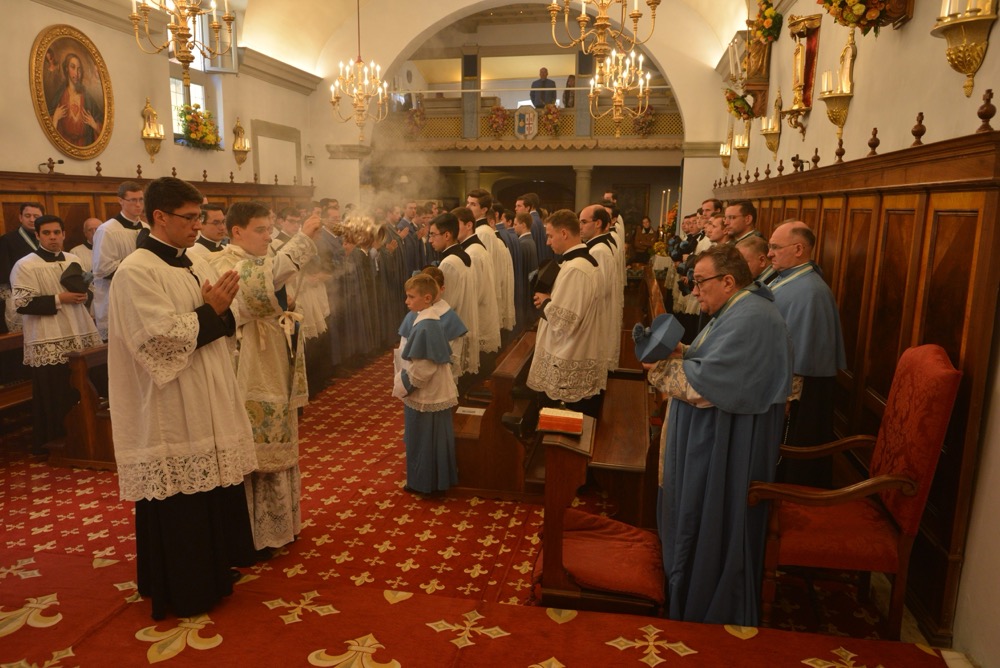 Encensement de Mgr le Prieur Général