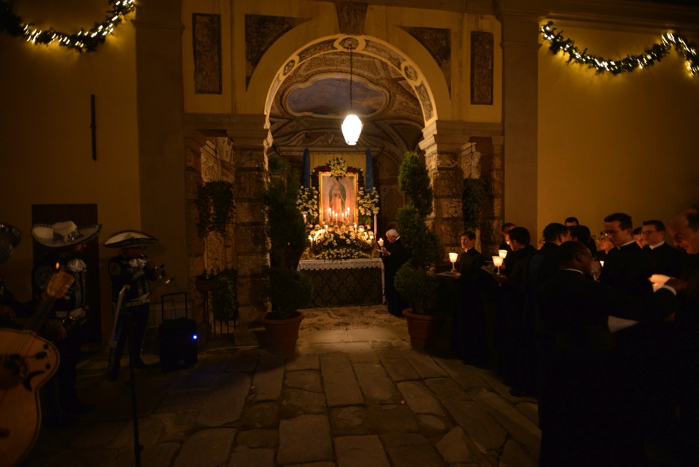 Chant des chansons traditionelles mexicaines en honneur de la <i>Virgen de Guadalupe</i> 