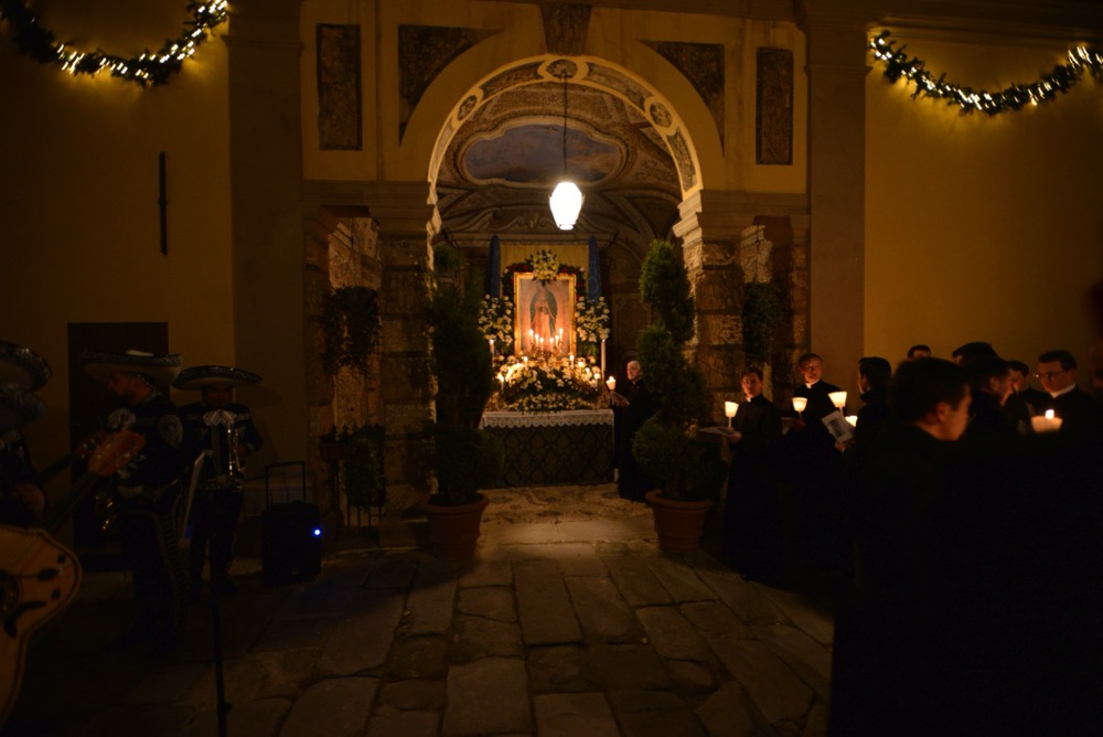 Chant des chansons traditionelles mexicaines en honneur de la <i>Virgen de Guadalupe</i> 