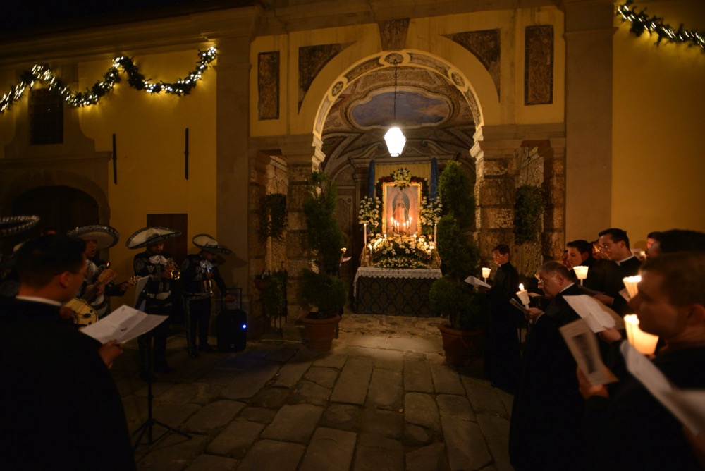 Chant des chansons traditionelles mexicaines en honneur de la <i>Virgen de Guadalupe</i> 