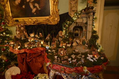 La crèche au salon des saints patrons