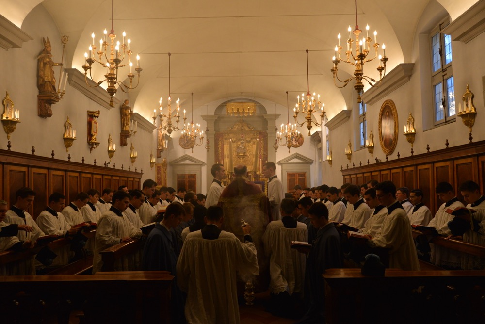 <i>In Béthlehem Iudæ náscitur ex María Vírgine factus Homo.</i>