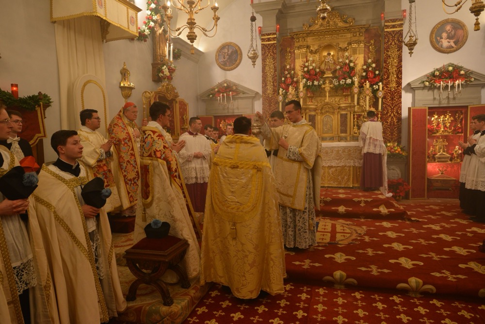 Encensement du prêtre assistant