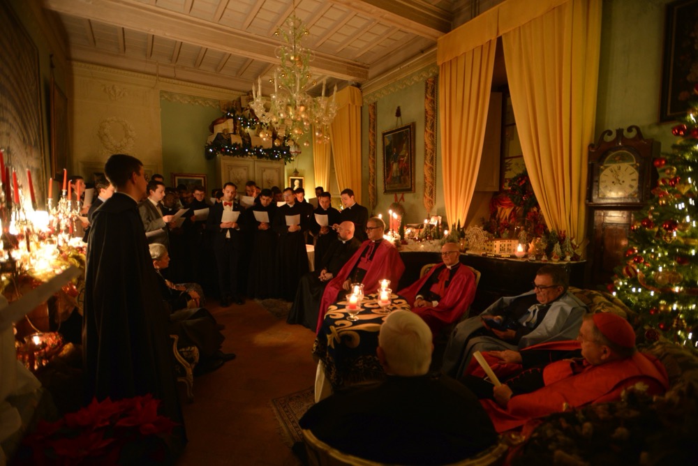Les séminaristes chantent le traditionnel <i>Minuit chrétiens</i>