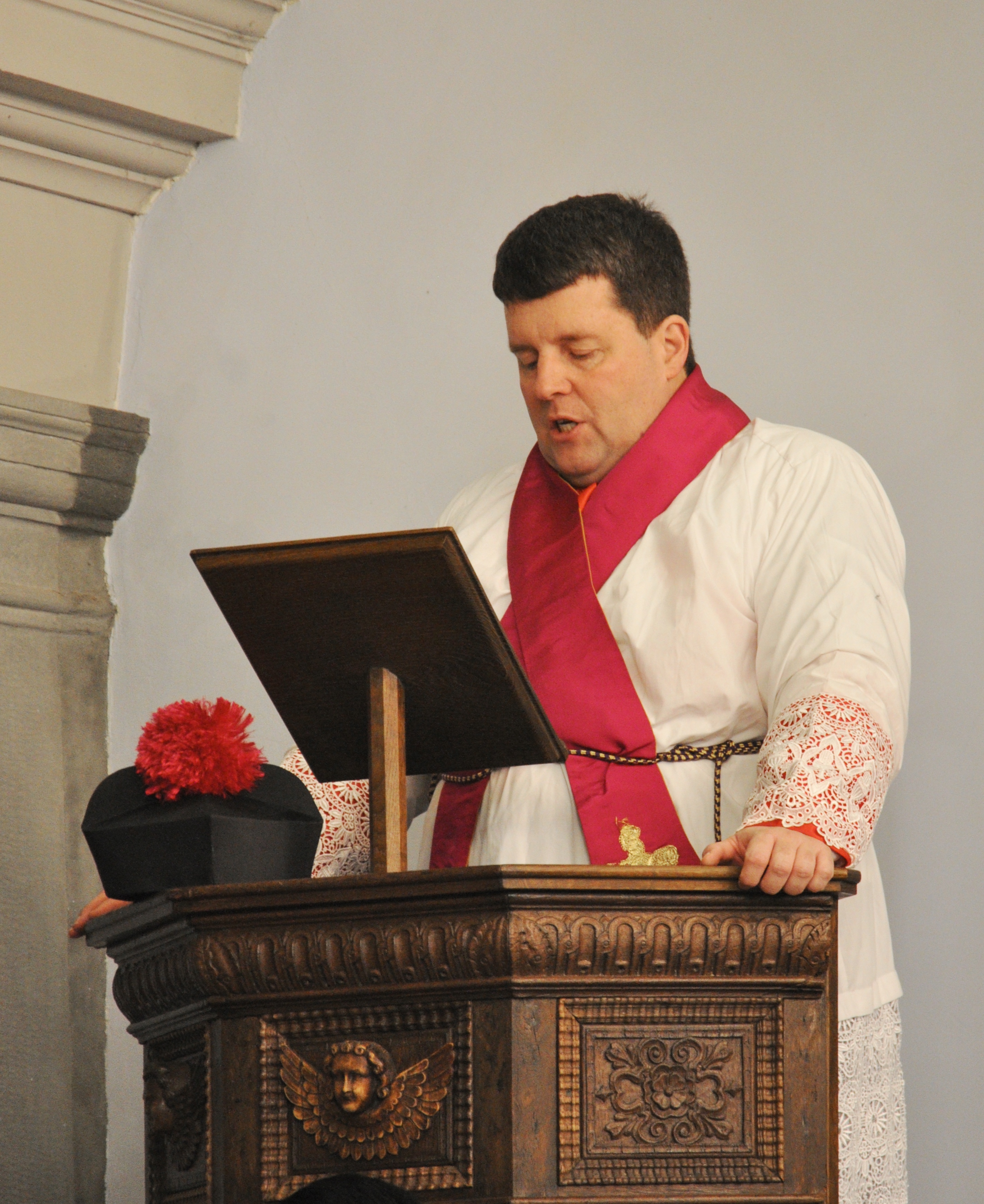 Mgr Soseman prêchant le lendemain de la fête de l’Immaculée-Conception, dans la chapelle du séminaire