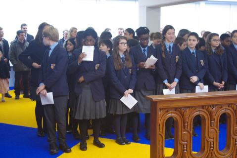Les élèves attendent à la chapelle
