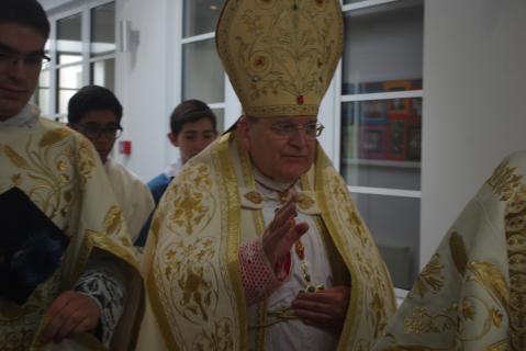 Le Cardinal rentre dans la chapelle 