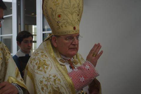 Le Cardinal rentre dans la chapelle 