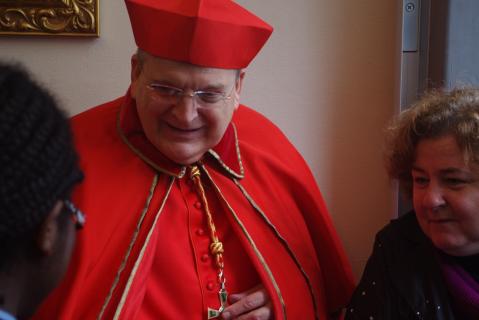 Le Cardinal salue les familles et les élèves 