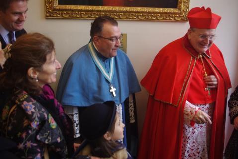 Le Cardinal salue les familles et les élèves 