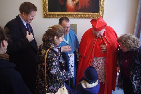 Le Cardinal salue les familles et les élèves 
