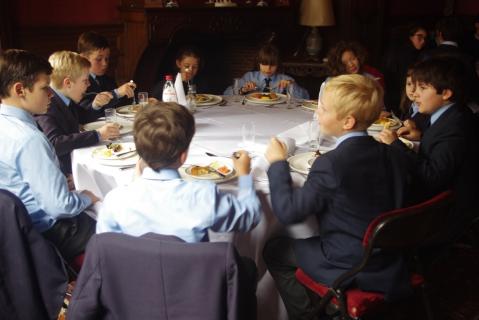 Les enfants, eux aussi, sont à table et très sages