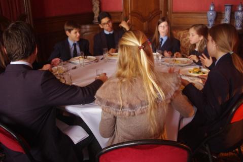 Les enfants, eux aussi, sont à table et très sages 
