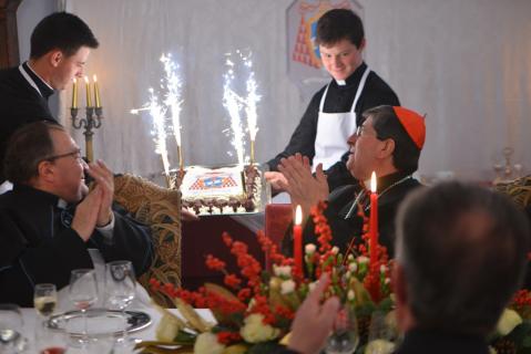 Présentation du dessert sous les applaudissements