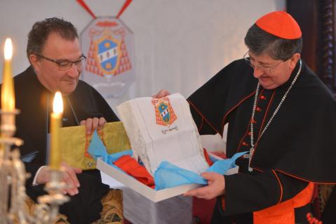Un amict et une pochette pour linges sacrés brodés aux armes du Cardinal