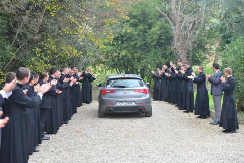 Haie d&rsquo;honneur formée par les séminaristes pour le départ du Cardinal
