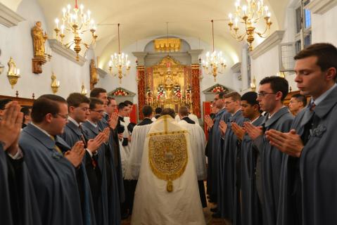 Entrée dans la chapelle de l&rsquo;Immaculée-Conception de Mgr Wach, Prieur Général