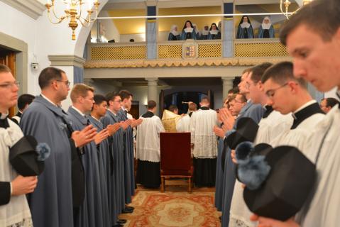 Bénédiction des capelines par Mgr Wach, Prieur Général