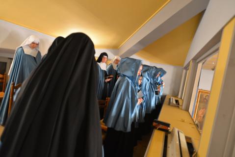 Les postulantes ayant reçu la capeline rejoignent en tribune leurs aînées, novices et professes.