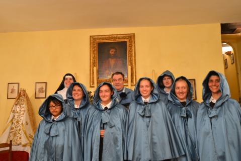 Mgr Wach, la Révérende Mère et les postulantes