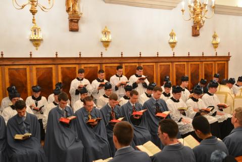 Psalmodie alternée entre les quatre grands chantres et le chur
