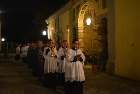 Procession de sortie en marche vers la salle du Chapitre