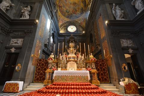 L&rsquo;autel de l&rsquo;église Saints-Michel-et-Gaétan à Florence, dans tout l&rsquo;éclat de sa splendeur avant la célébration du saint Sacrifice de la Messe.