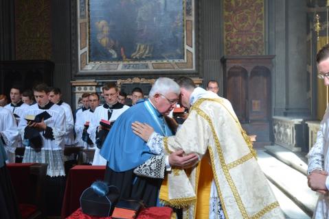 Baiser de paix donné par le sous-diacre au Chanoine Philippe Mora, Supérieur du Séminaire