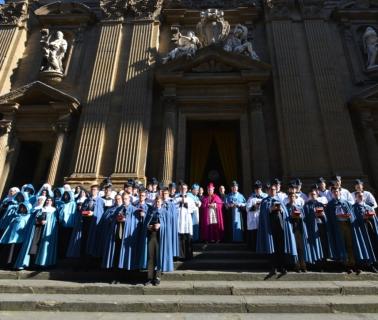 Photo de famille sur les marches devant l&rsquo;église des Saints-Michel-et-Gaétan