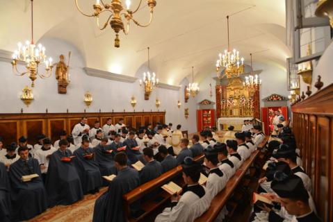 Psalmodie alternée entre les quatre grands chantres et le chur