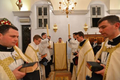 Lecture du Capitule par le célébrant, Mgr Wach, Prieur Général.
