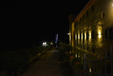 A la nuit tombée, l&rsquo;oriflamme aux armes de l&rsquo;Institut orne encore les jardins du Séminaire.
