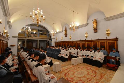 Toute la communauté du Séminaire au ch&&oelig;lig;ur de la Chapelle du Séminaire dédiée à l&rsquo;Immaculée Conception