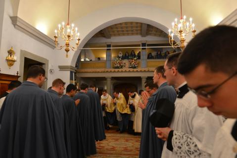 Entrée des ministres dans la chapelle et salut au ch&&oelig;lig;ur