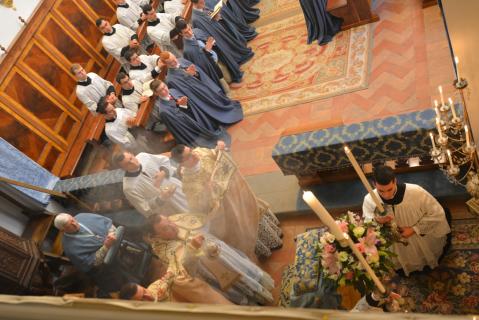 Mgr Gilles Wach, Prieur Général consacre solennellement l&rsquo;Institut à Notre-Dame, aux pieds de la statue de Notre-Dame de Fatima, installée à Gricigliano par le Cardinal Dalla Costa, alors archevêque de Florence.